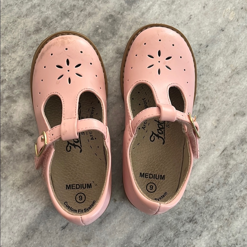Little Girls Pink Footmates Mary Jane’s size 9